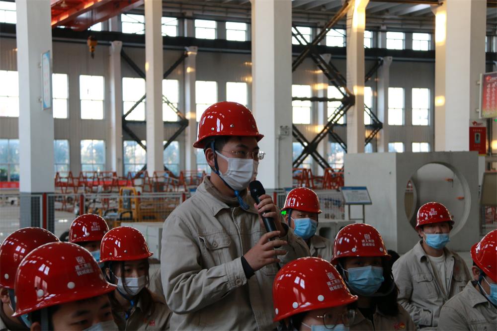 1637750218807729.jpg 党课进车间 为青年员工“充电蓄能” 3.JPG