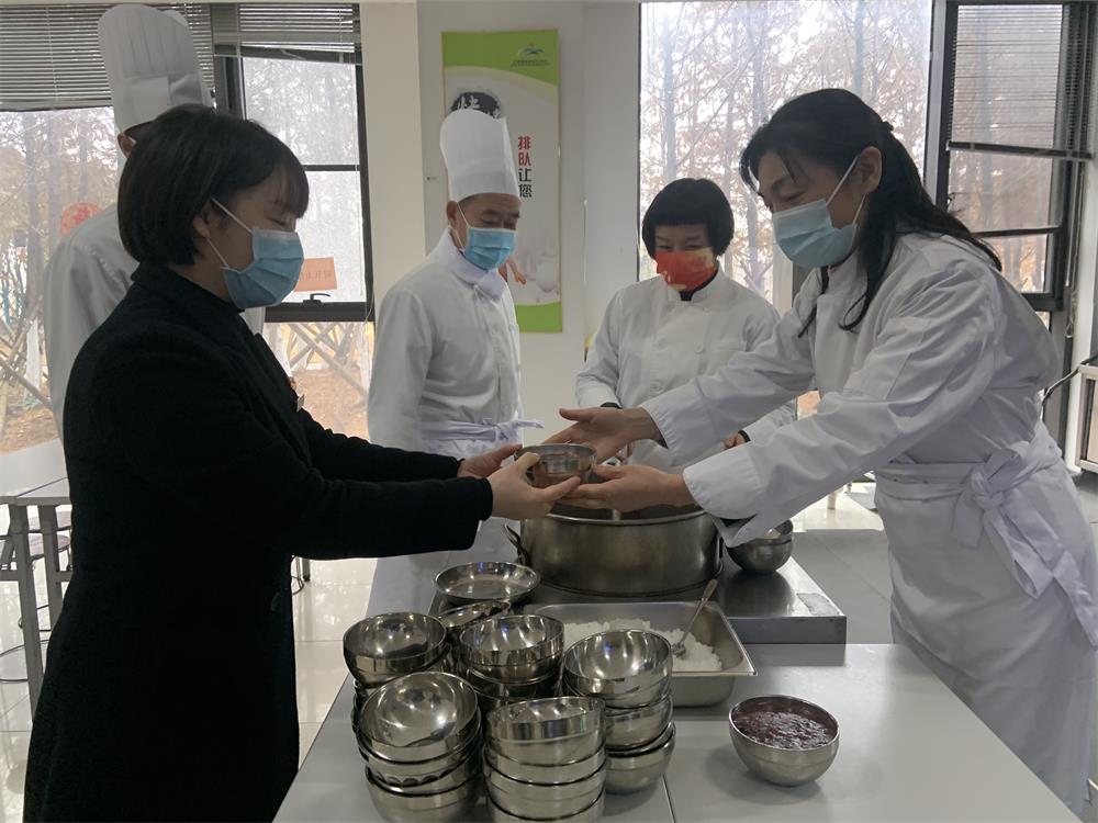 1642153068834559.jpg “腊八节”送腊八粥暖员工心1.jpg