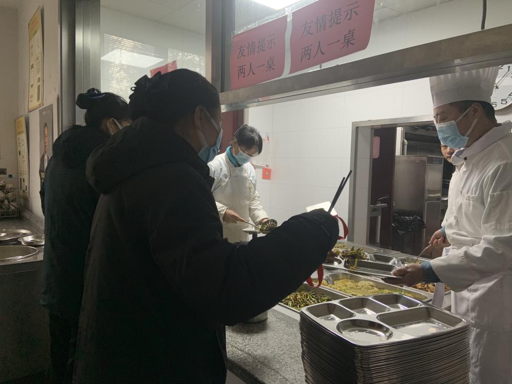 1642153080549950.jpg “腊八节”送腊八粥暖员工心4.jpg