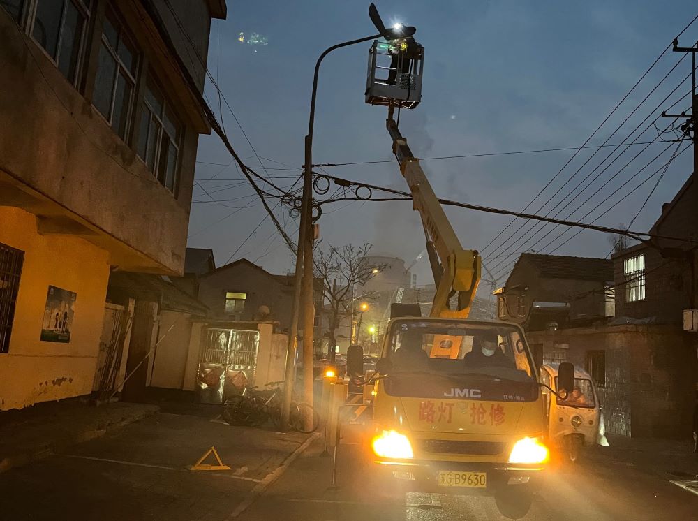 1646974487110563.jpg 疫情防控期间保障市区路灯照明 (2).jpg