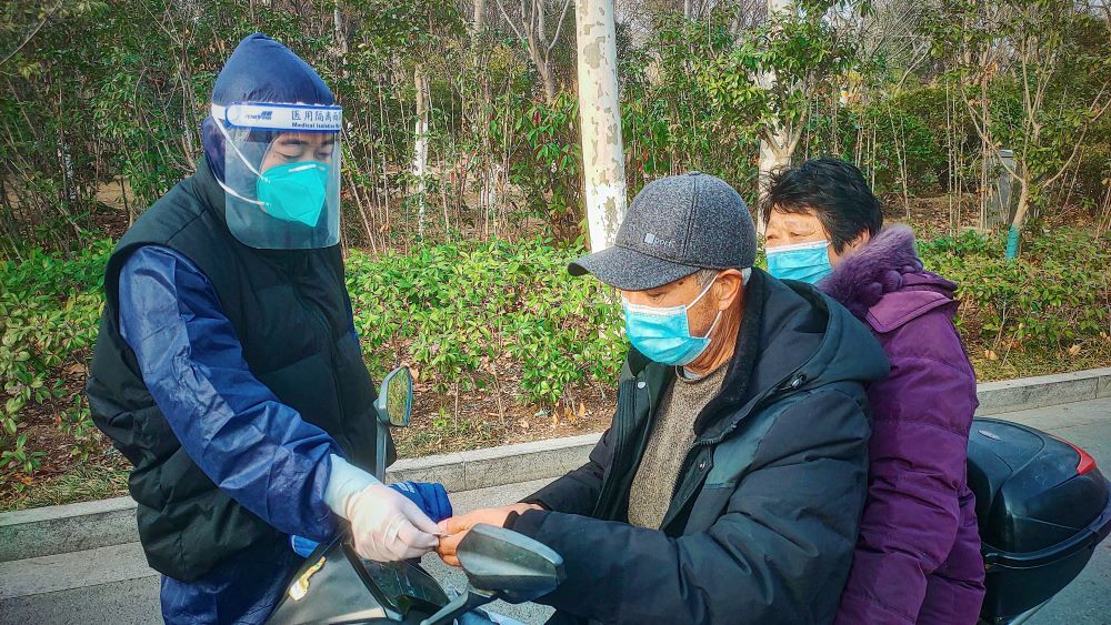 1647252939196967.jpg 抗疫中 村口卡岗上有个临时党支部 (1).jpg