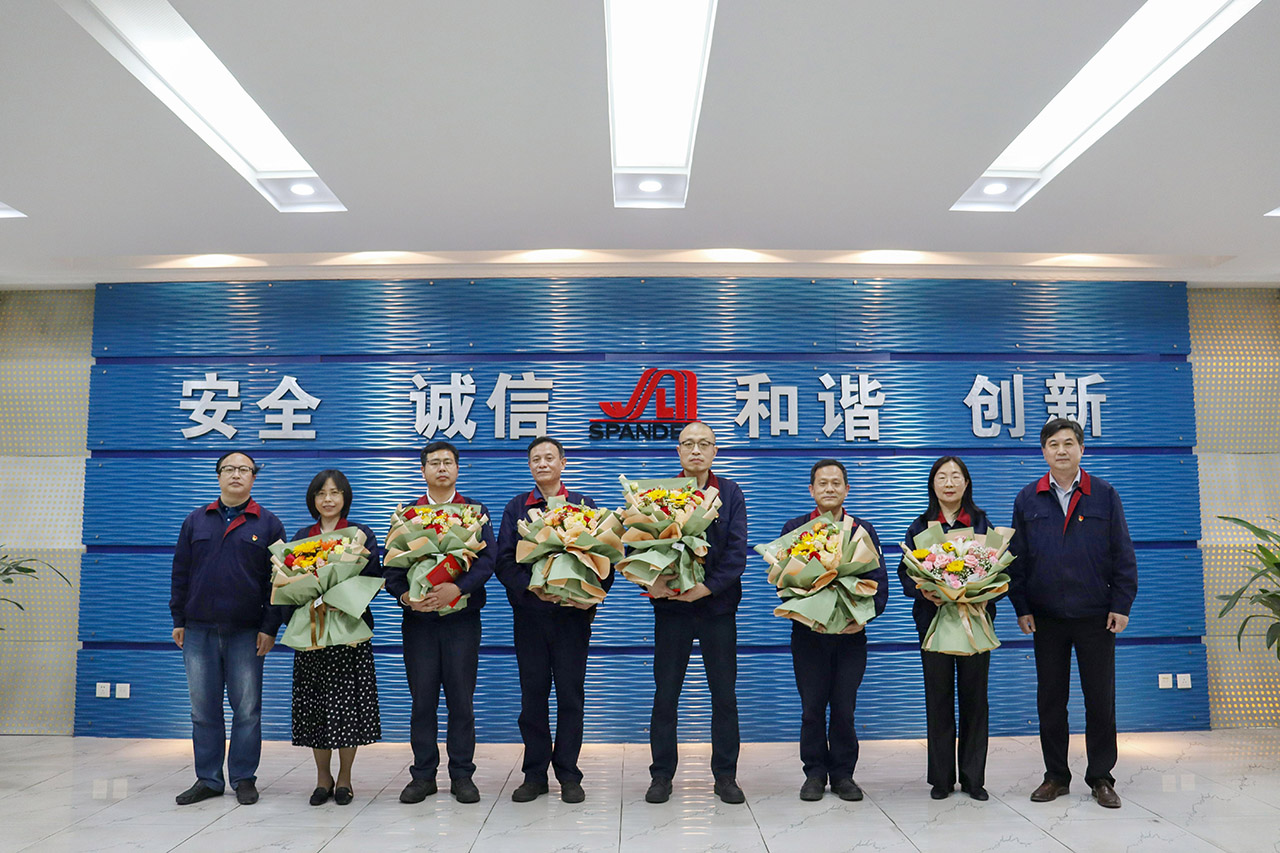 公司级劳模座谈会合照-1.jpg