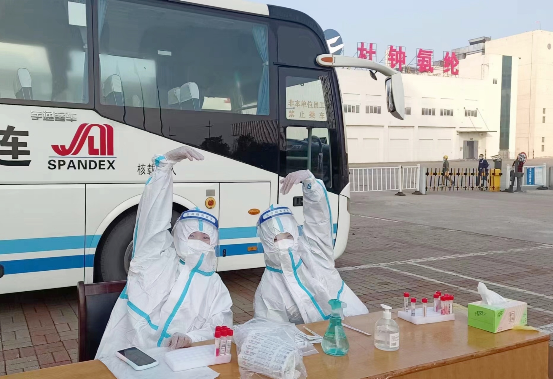 1669104370903829.jpg 工会志愿者为员工开展核酸检测.jpg