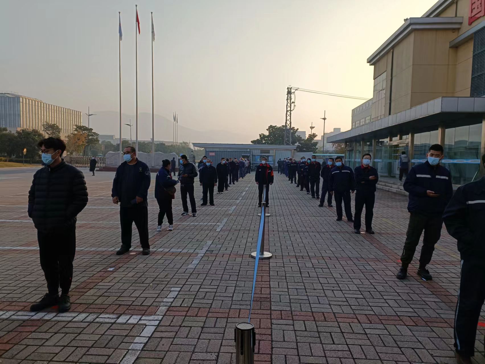 1669104385242206.jpg 工会志愿者助力疫情防控.jpg