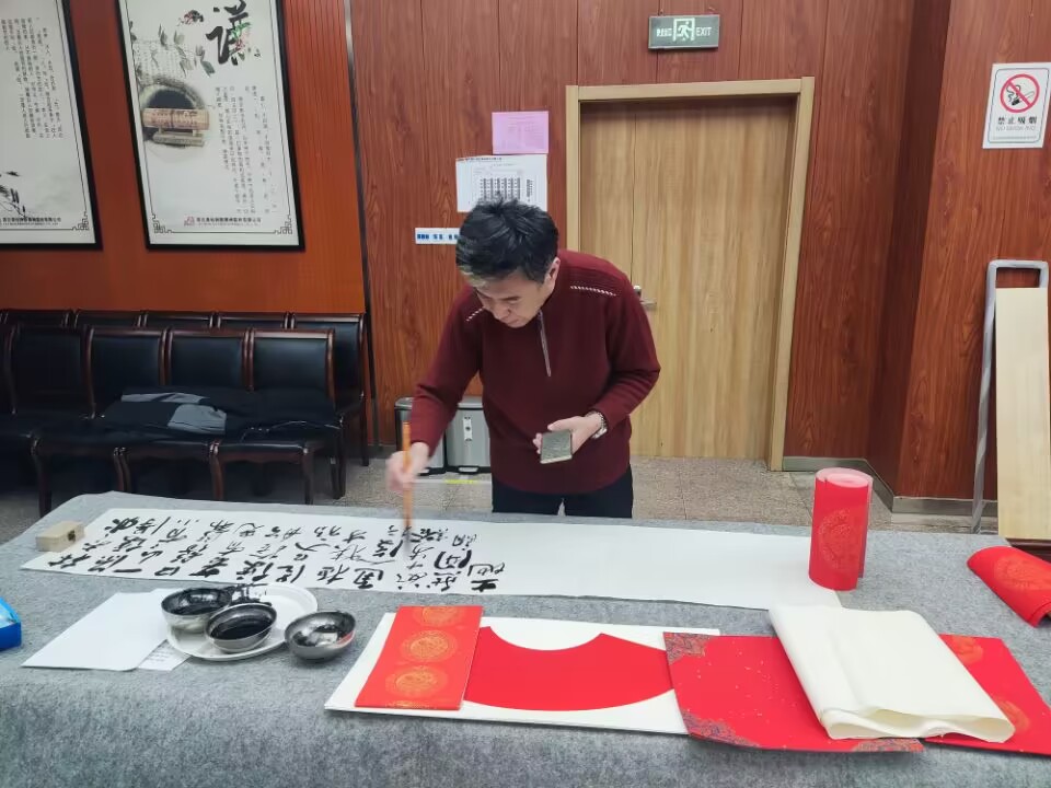 1674025102621467.jpg 书法老师现场挥毫泼墨1.jpg