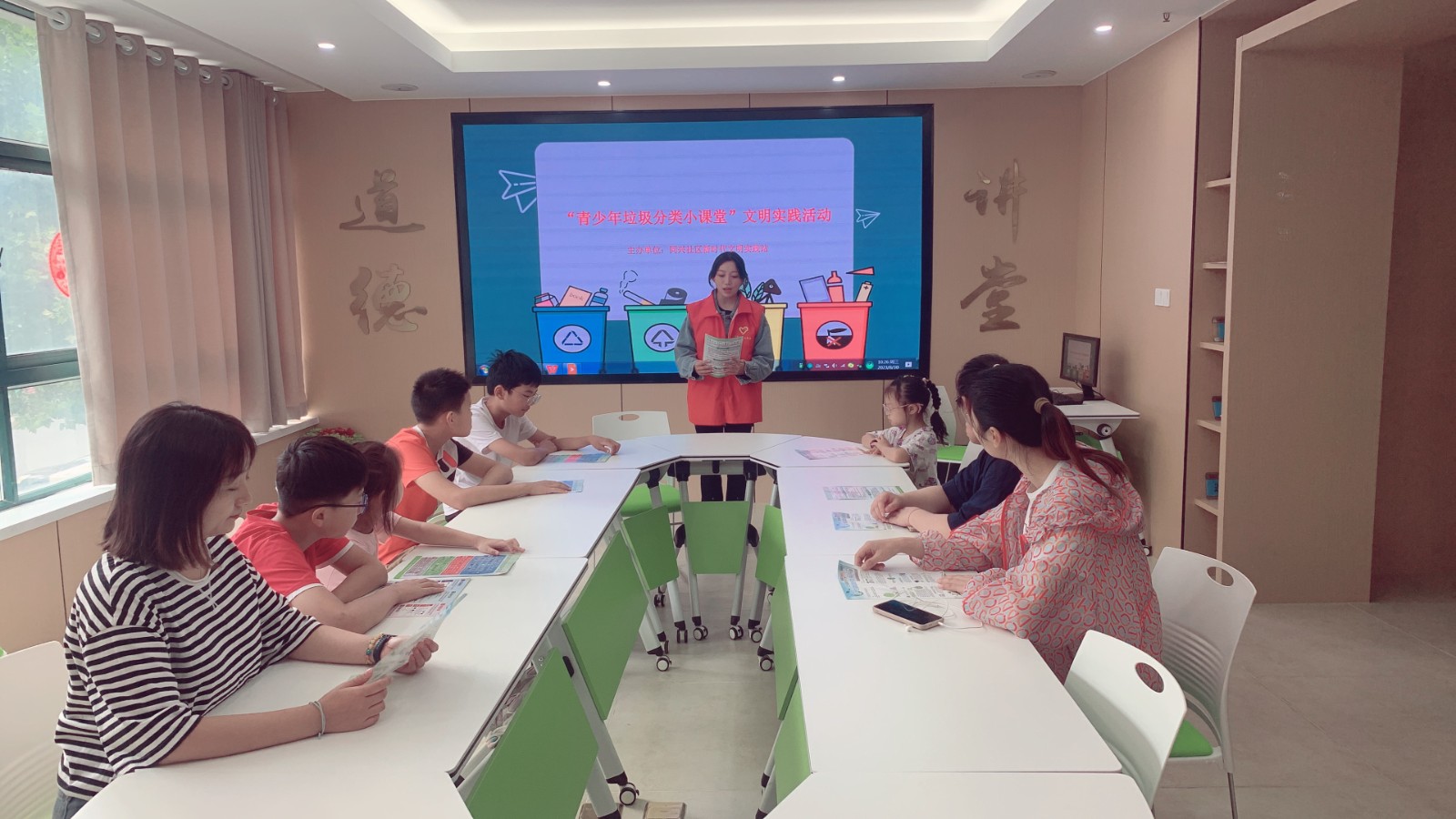1694593471688996.jpg 2023年8月25日:同兴社区妇女联合会开展了“青少年垃圾分类小课堂”宣传活动.jpg