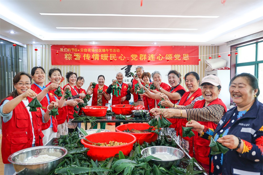 1717730058849601.jpg 20240607 端午节,我们在新时代文明实践所包粽子 (1).jpg