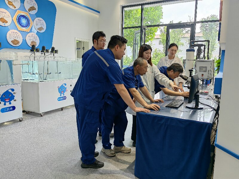 1721638014206531.jpg 依托创新工作室开展技术攻关.jpg