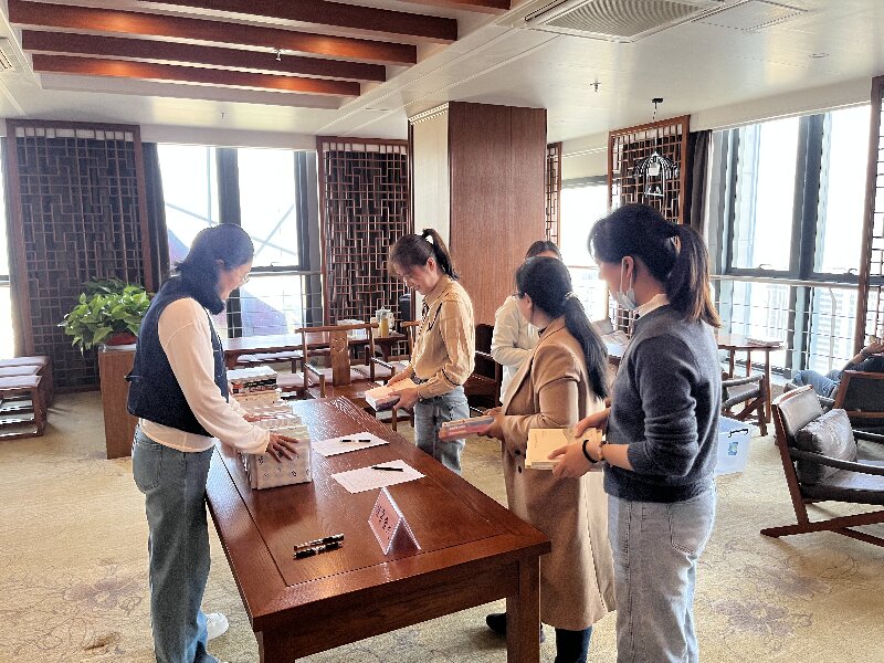 1746779253713671.jpg 开展“以书换书 开图书盲盒 寻找书搭子”世界读书日主题活动 (3).jpg