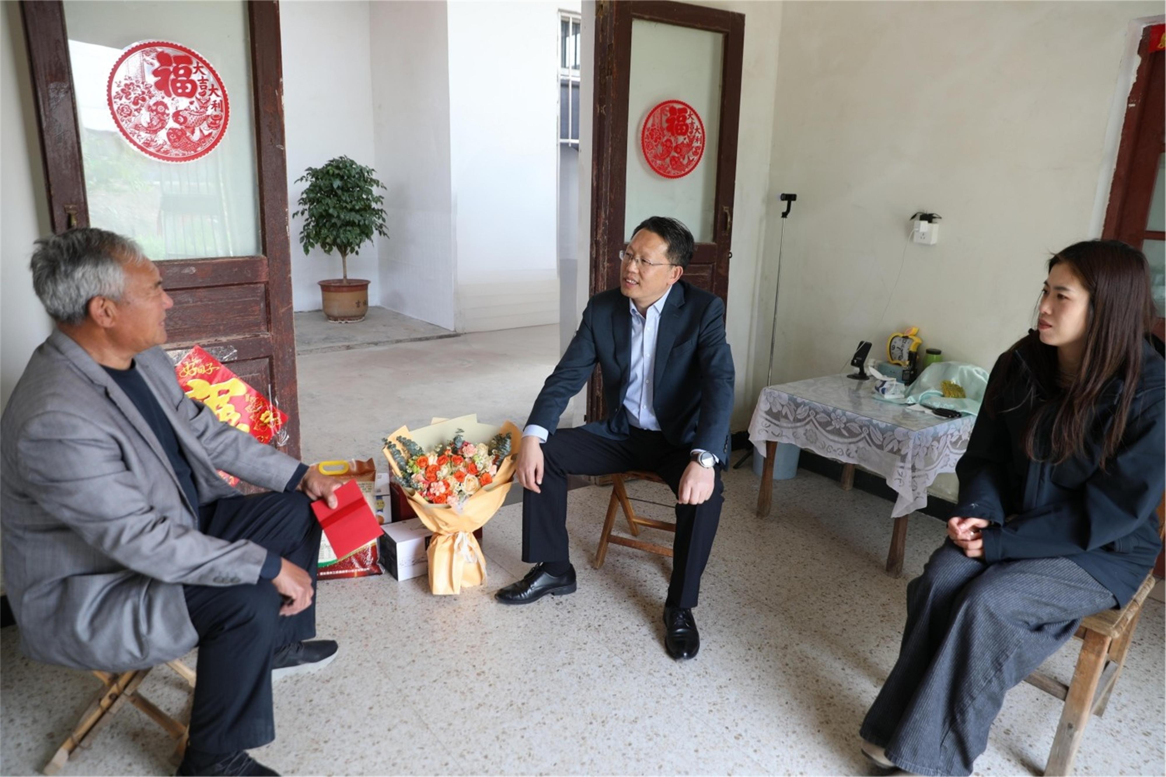 1777510059219446.jpg 青口走访劳模.jpg