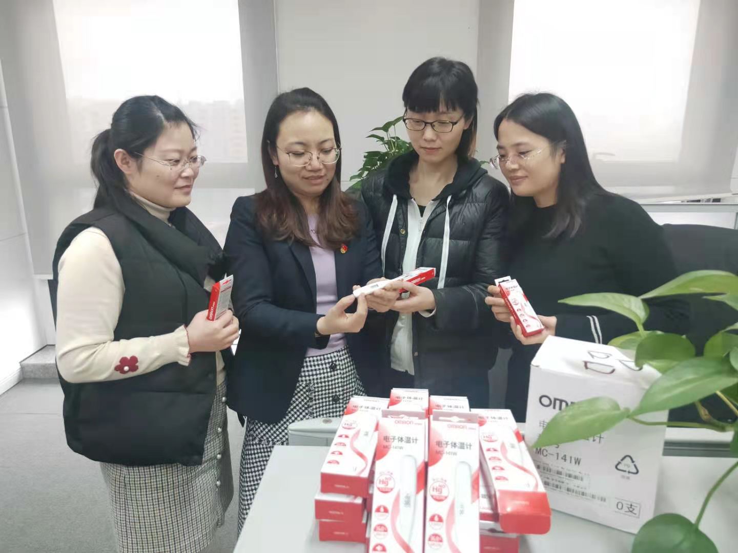 1613984303807276.jpg 20210127,发放电子体温计.jpg