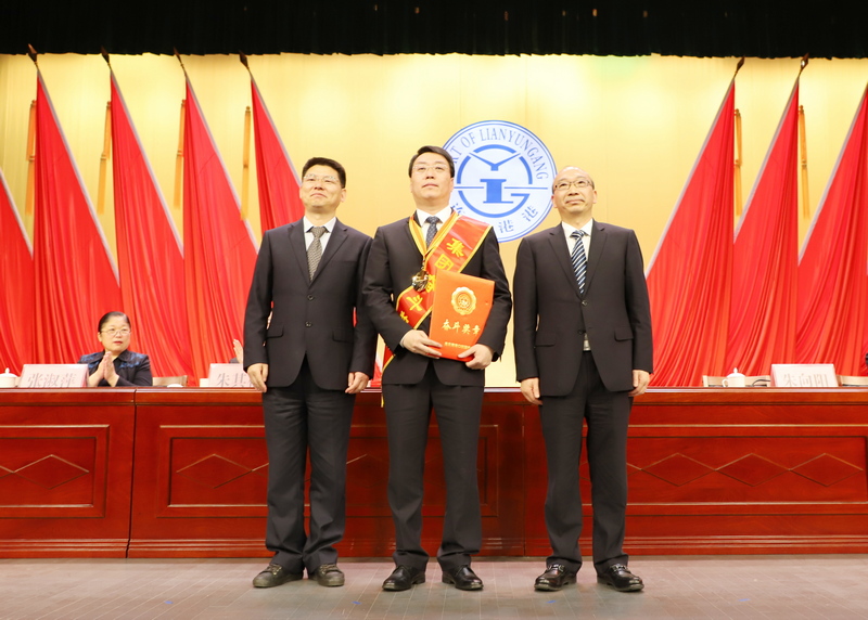 9奋斗奖章尹总.JPG