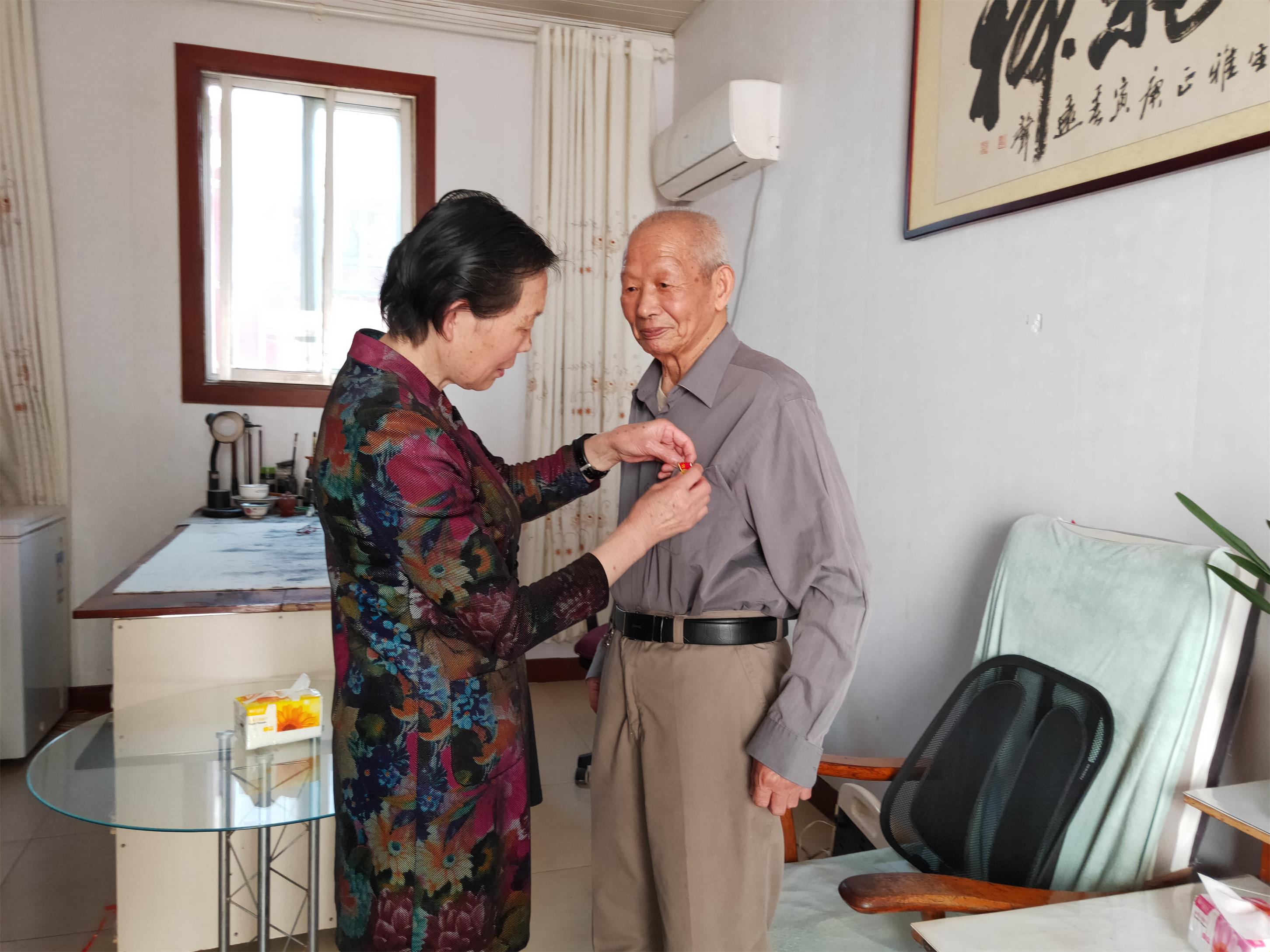 1623053020384144.jpg 09-2021年6月1日上午赣榆区总工会老干部支部书记董淑菊为离休干部办实事-为离休干部陆天明佩戴党徽.jpg