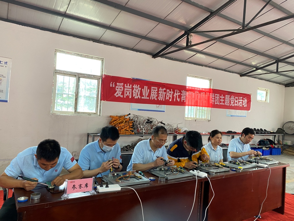 1623290496810245.jpg 设备维修组开展机柜电子屏组长竞赛.jpg