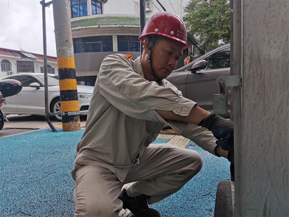 1629615999358196.jpg 1.市城建控股控股集团路灯维护电工班长陆长礼荣获全市“十大最美职工”称号.jpg