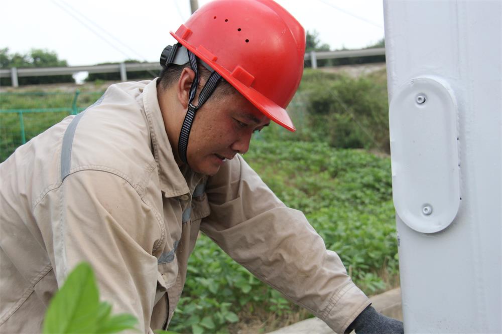 1629616013428897.jpg 3.市城建控股控股集团路灯维护电工班长陆长礼荣获全市“十大最美职工”称号.JPG