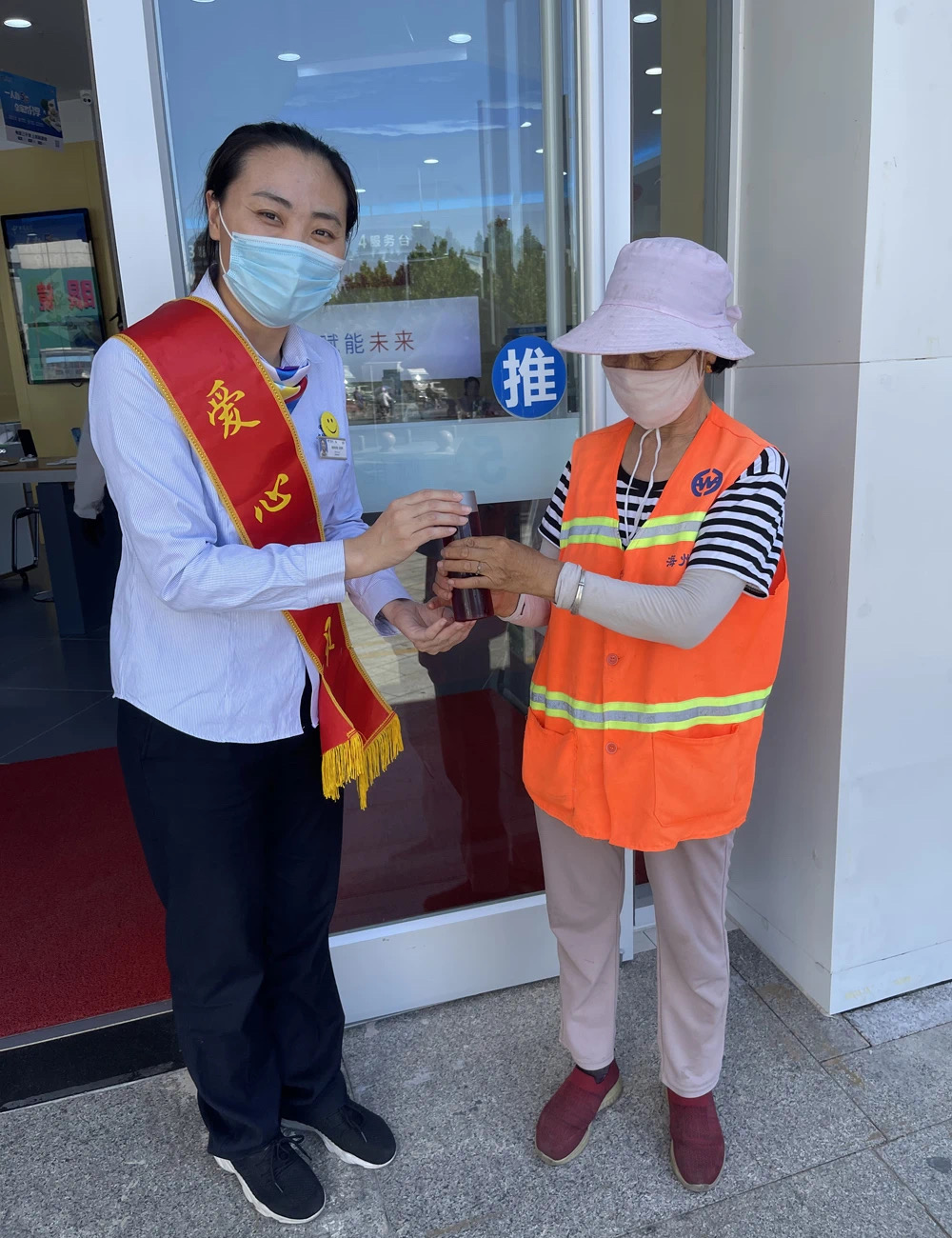 1632987164195579.jpg 爱心驿站为户外劳动者服务2.jpg