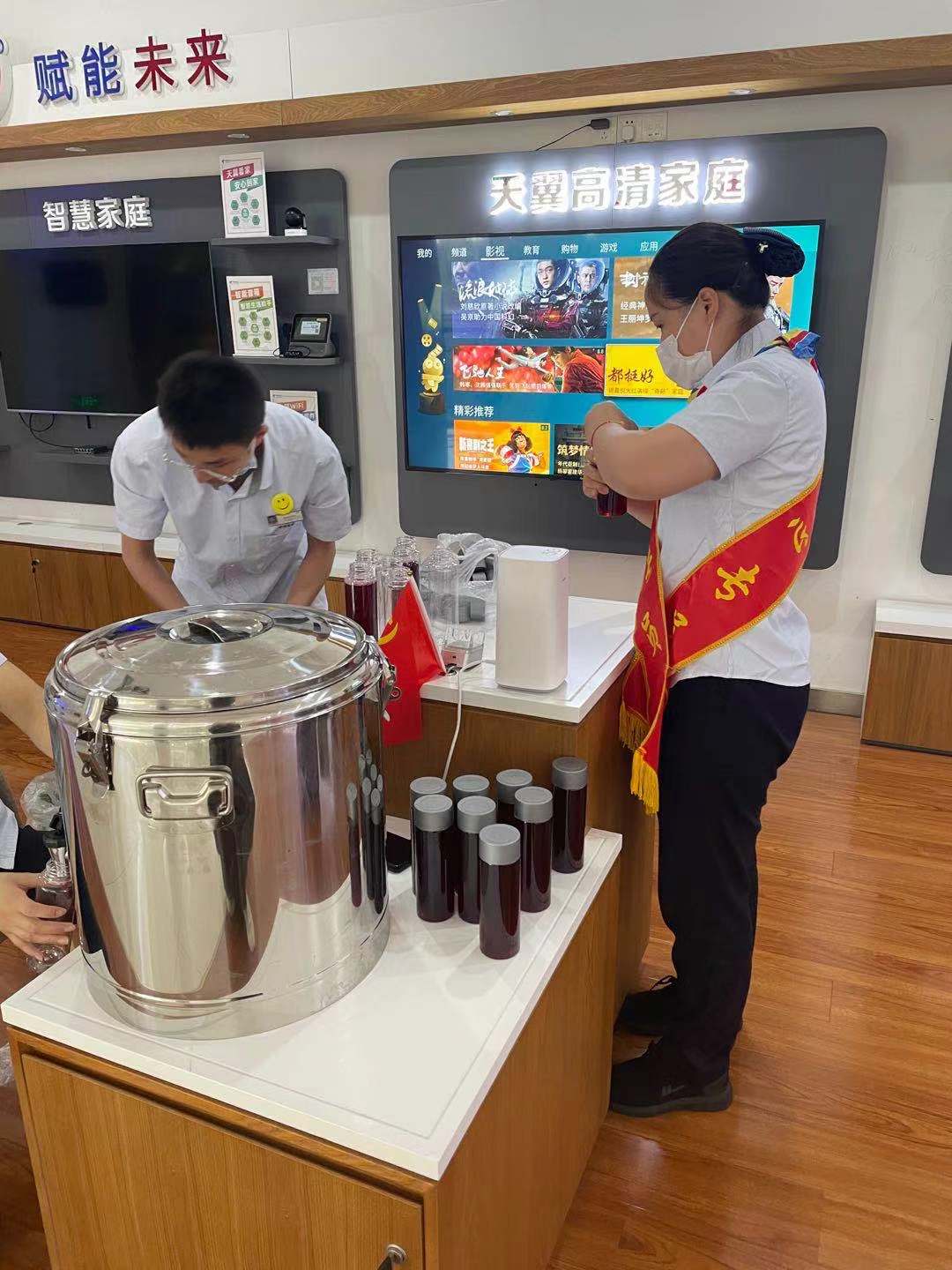 1632987209810460.jpg 龙河厅熬制酸梅汤并分装冷藏.jpg