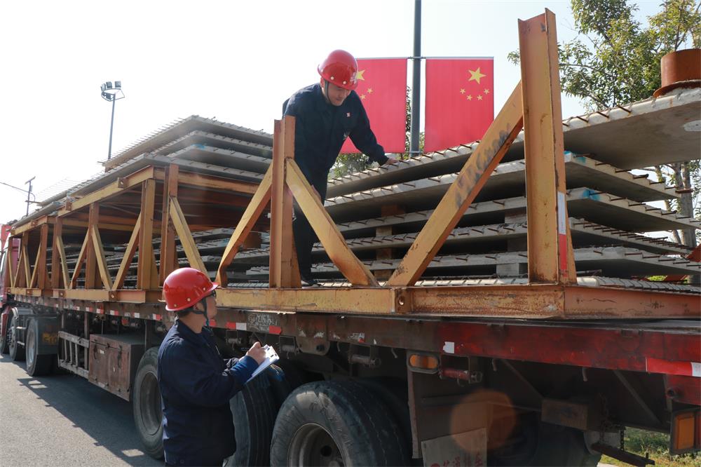 1633655363622712.jpg 建工集团:迎国庆 鼓舞干劲聚人心 奋战百天创辉煌PC构件出厂前核对照片.JPG